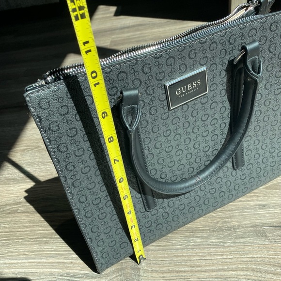 Multi compartment Guess structured back purse, some scratches on handle - Picture 3 of 12